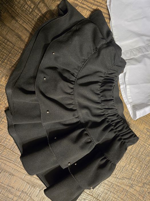 Biala koszulka ,czarne spódnico-spodnie plus granatowa sukienka  122