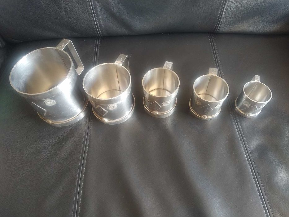 Antigo conjunto medidas de taberna, mercearia, em inox, com aferição