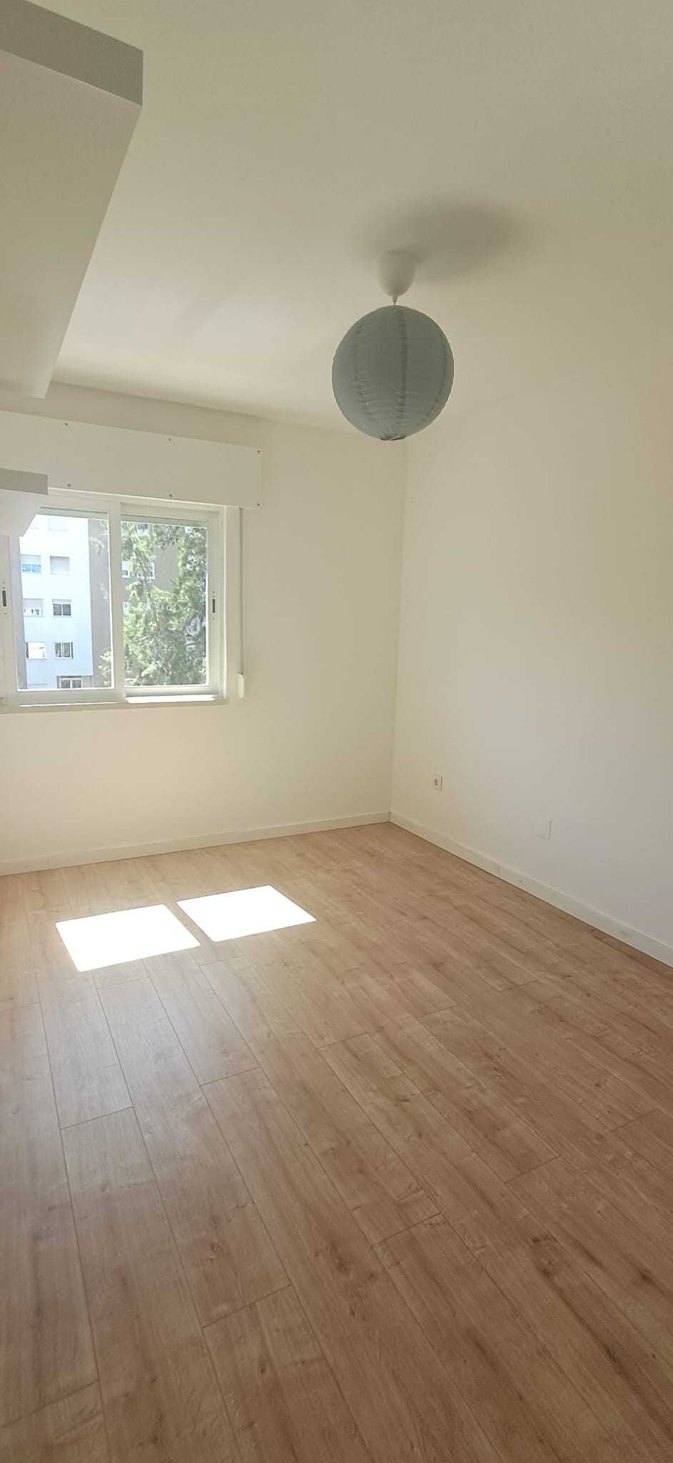 T2 totalmente renovado, com vista mar, em Paço de Arcos