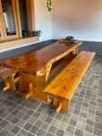 Mesa de cedro com bancos