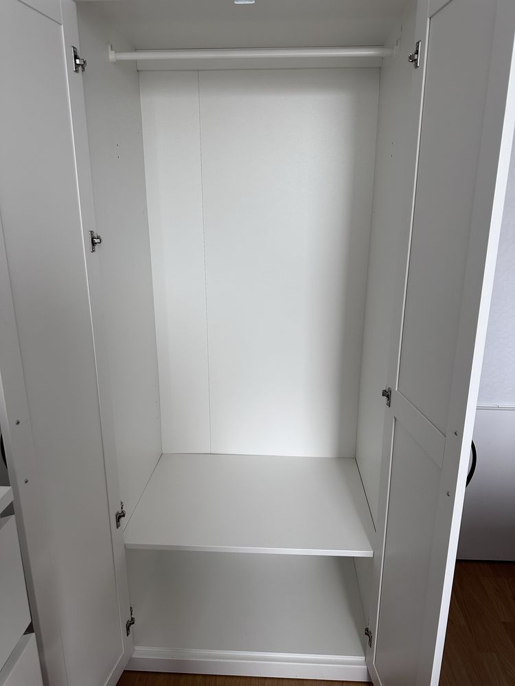 Biała szafa trzydrzwiowa z lustrem IKEA