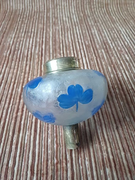 Szklany, mały zbiornik do lampy naftowej.