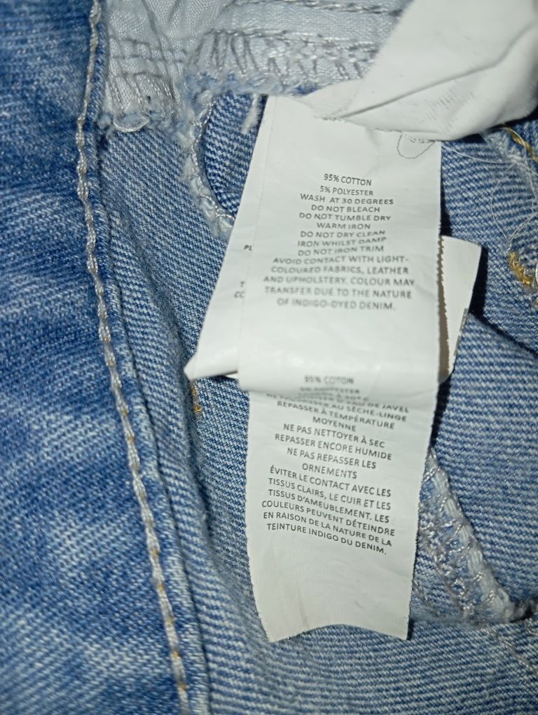 Рваные джинсы Мом на высокой посадке от бренда Boohoo,