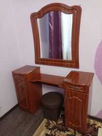 Продам туалетний столик +дзеркало