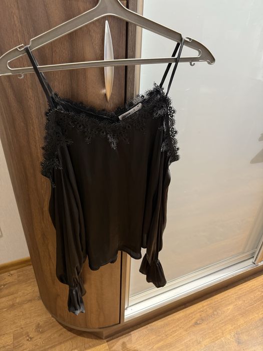 Жіноча блузка з відкриним плечем