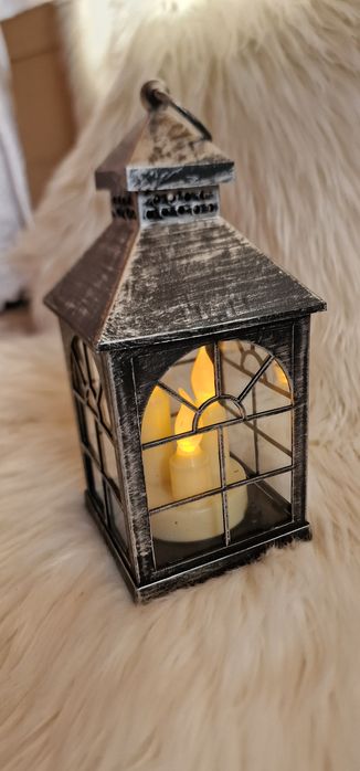Latarnia srebrno - czarna ze świeca LED
Latarnia z tworzywa sztucznego