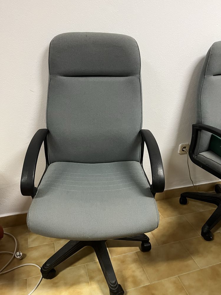Vendo duas cadeiras de rodas de escritorio