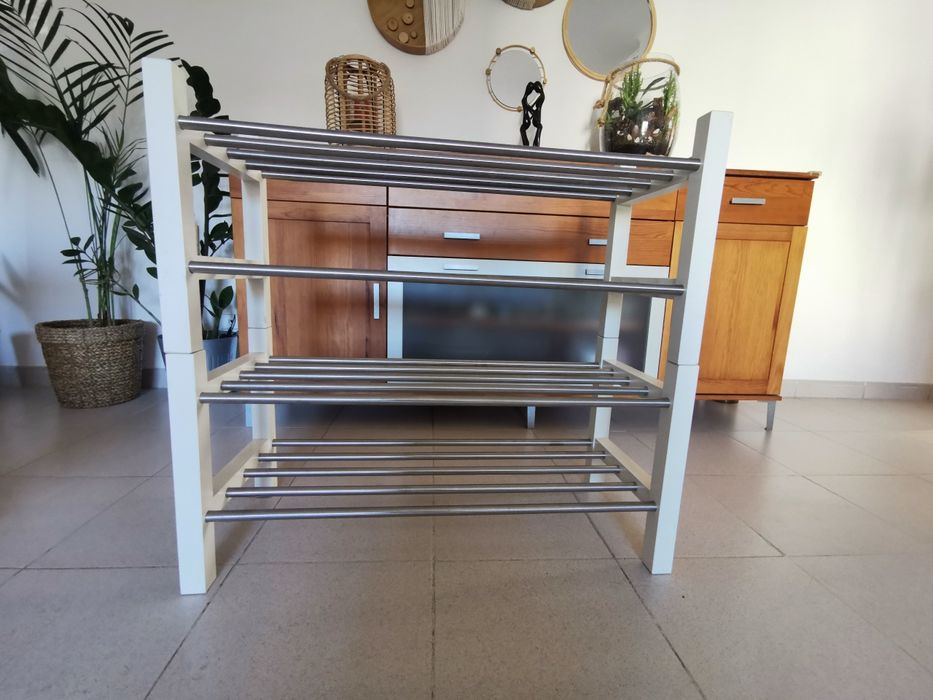 Duas sapateiras em bom estado