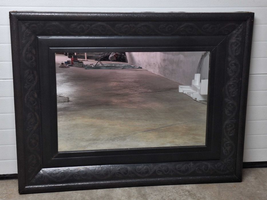 Espelho retangular trabalhado, casquinha metálica e madeira