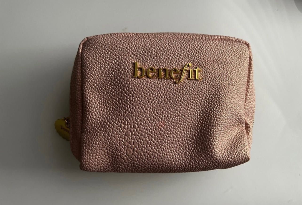 Benefit logowania kosmetyczka