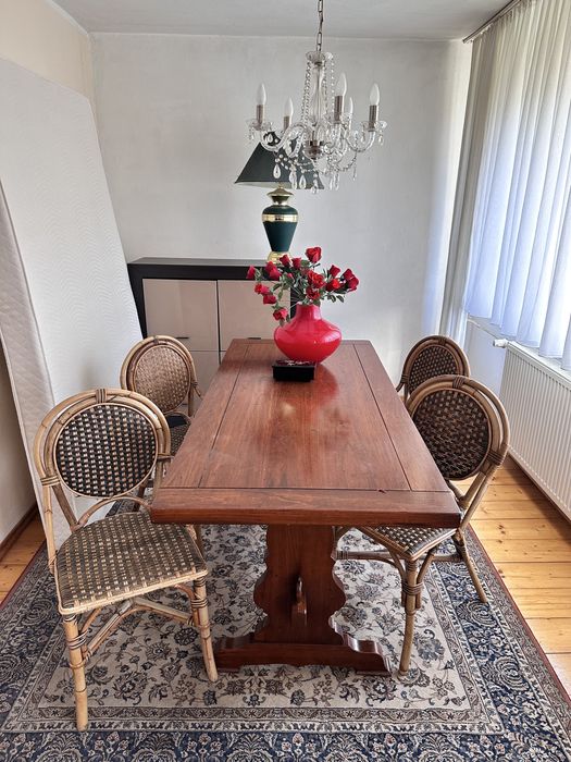 Stół drewniany zadbany