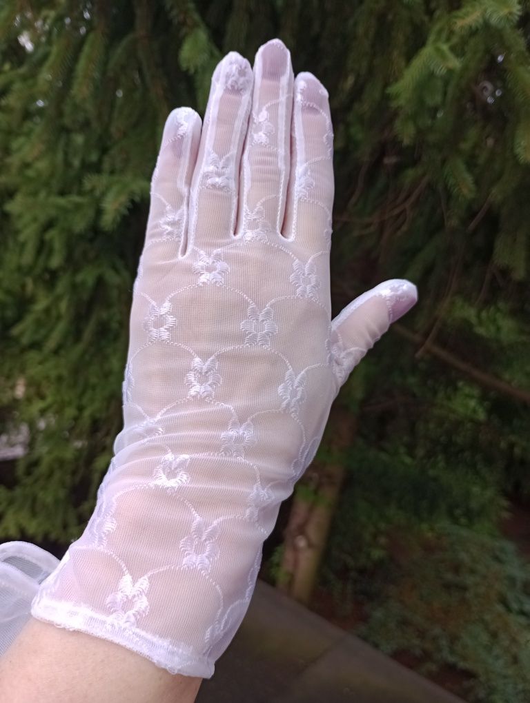 Białe krótkie rękawiczki haftowane
