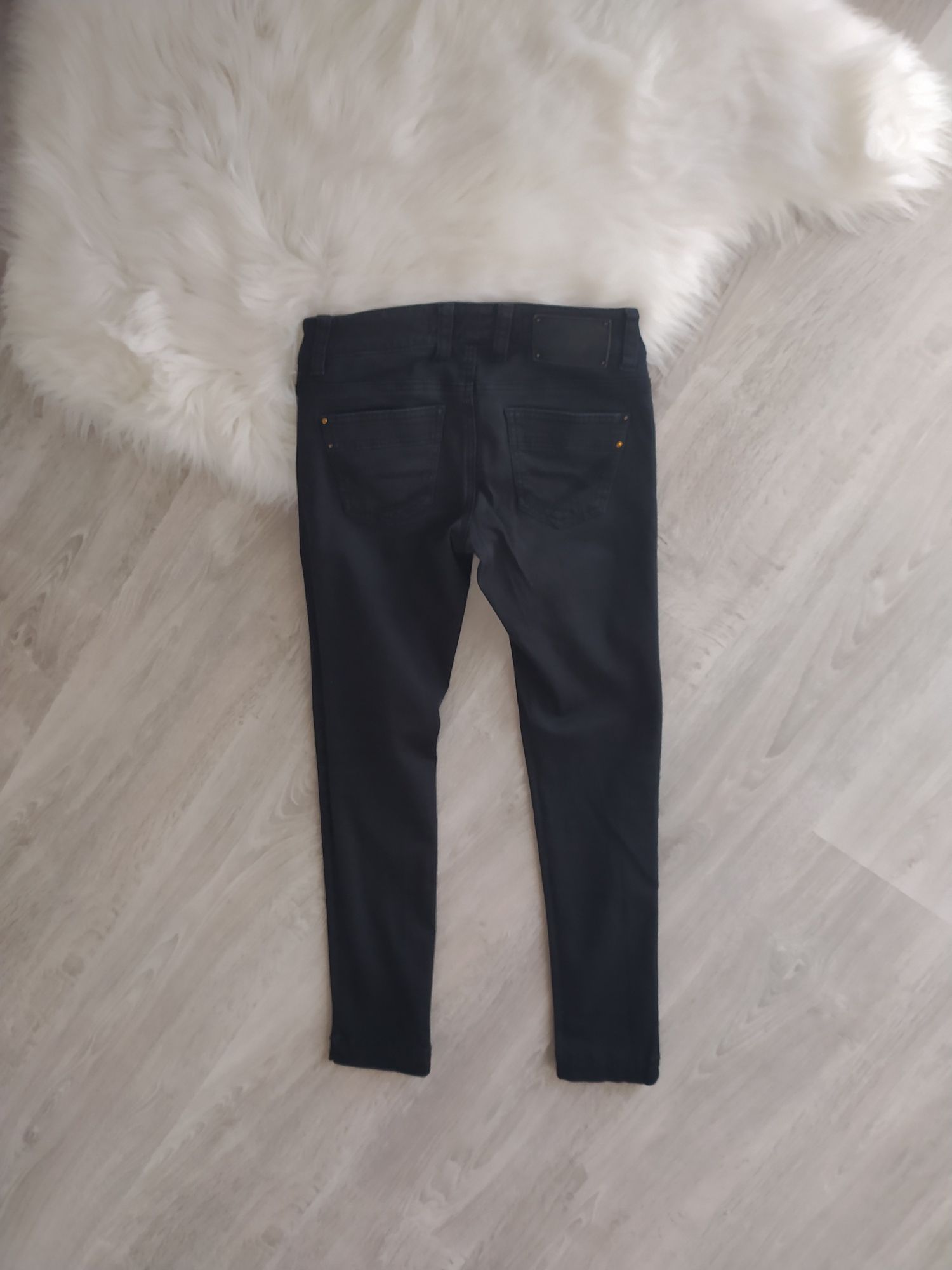 Czarne jeansowe dżinsowe spodnie rurki dżinsy River Island 34 xs