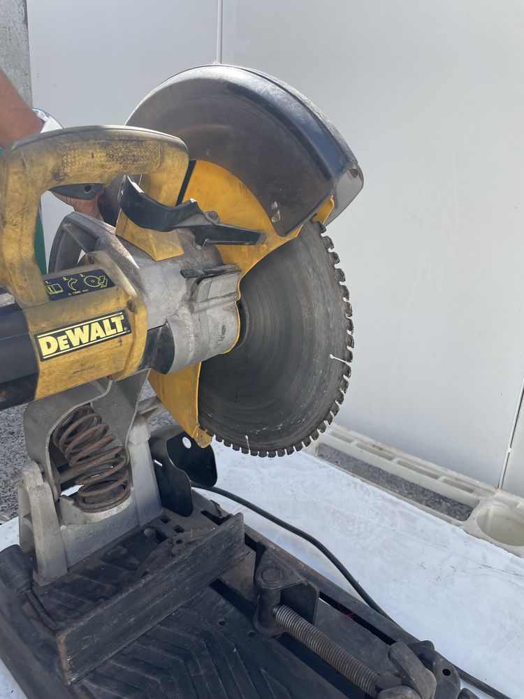 Máquina de cortar ferro DEWALT