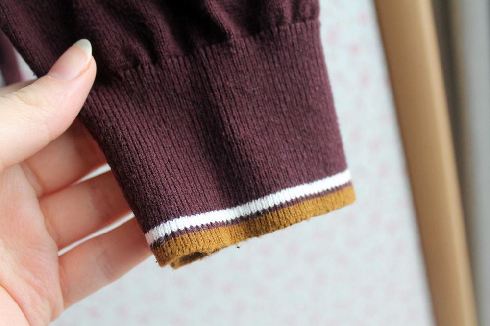 ciemnobordowy męski sweter we wzory z kołnierzykiem