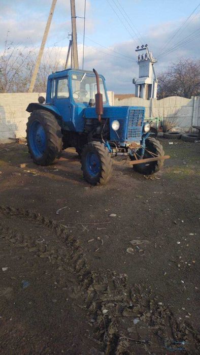Трактор МТЗ 80 синього кольору