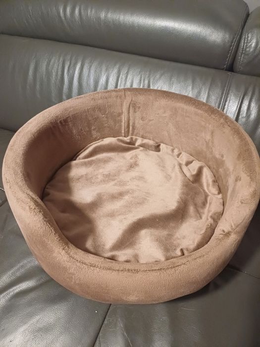 Legowisko welurowe  dla psa lub kota na nóżkach