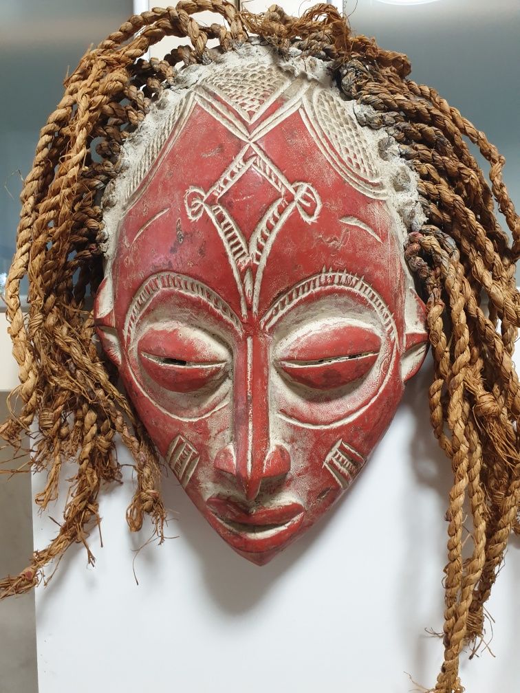 Fantástica máscara africana em madeira esculpida
