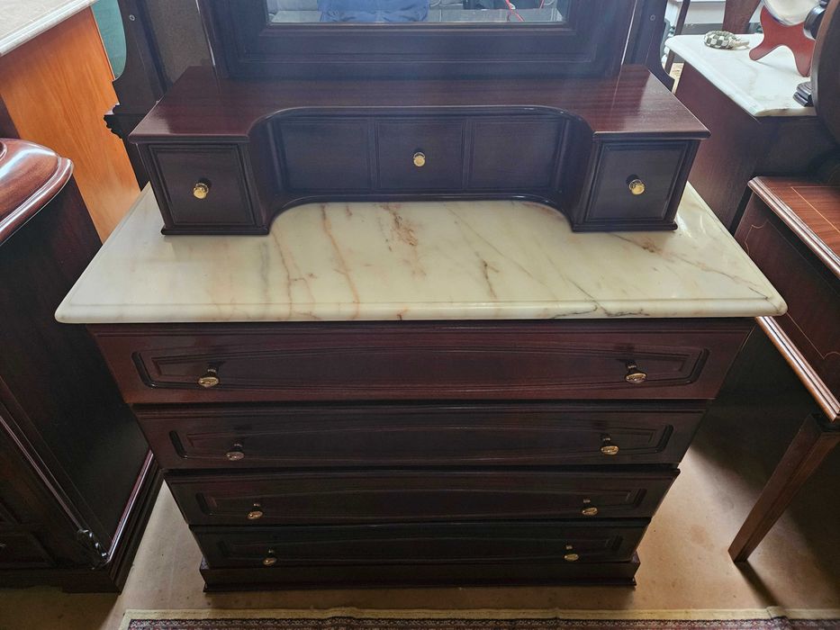 Comoda em madeira maciça com tampo em pedra e espel