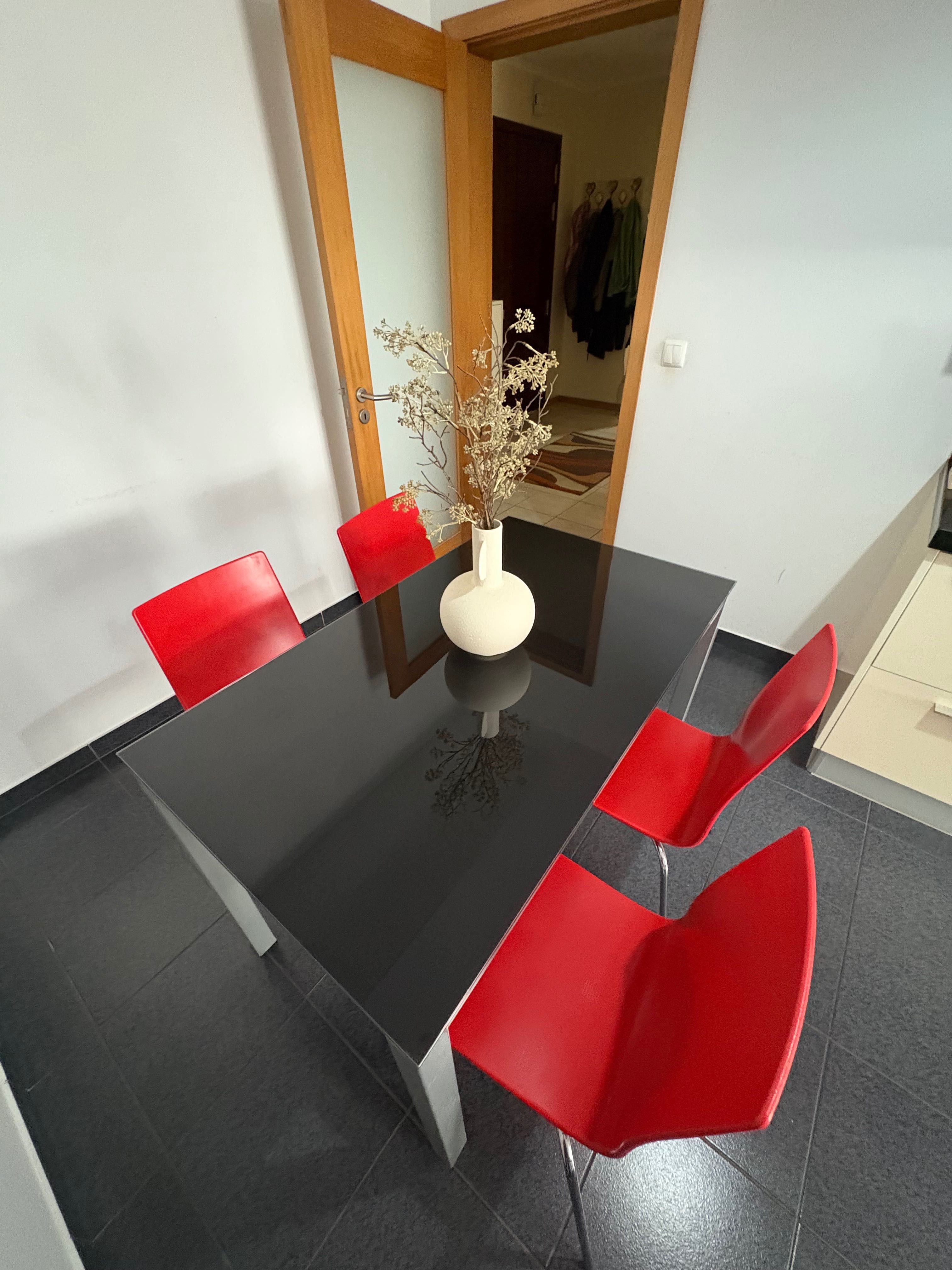 Conjunto mesa e cadeiras