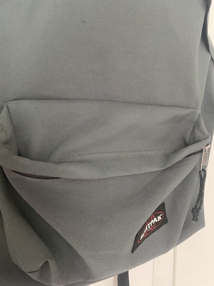 Mochila Eastpak Cinza Escura