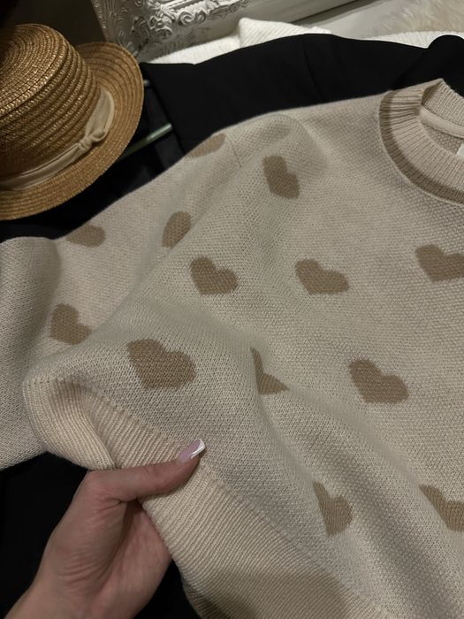 Новий жіночий светрик в сердечках розмір М