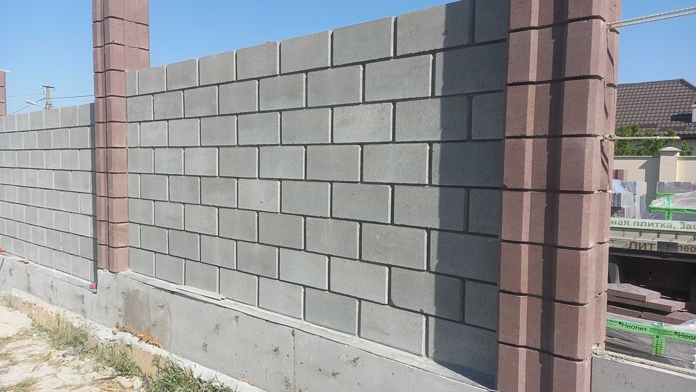 Паркани, колони, колотий блок, кришки, парапети