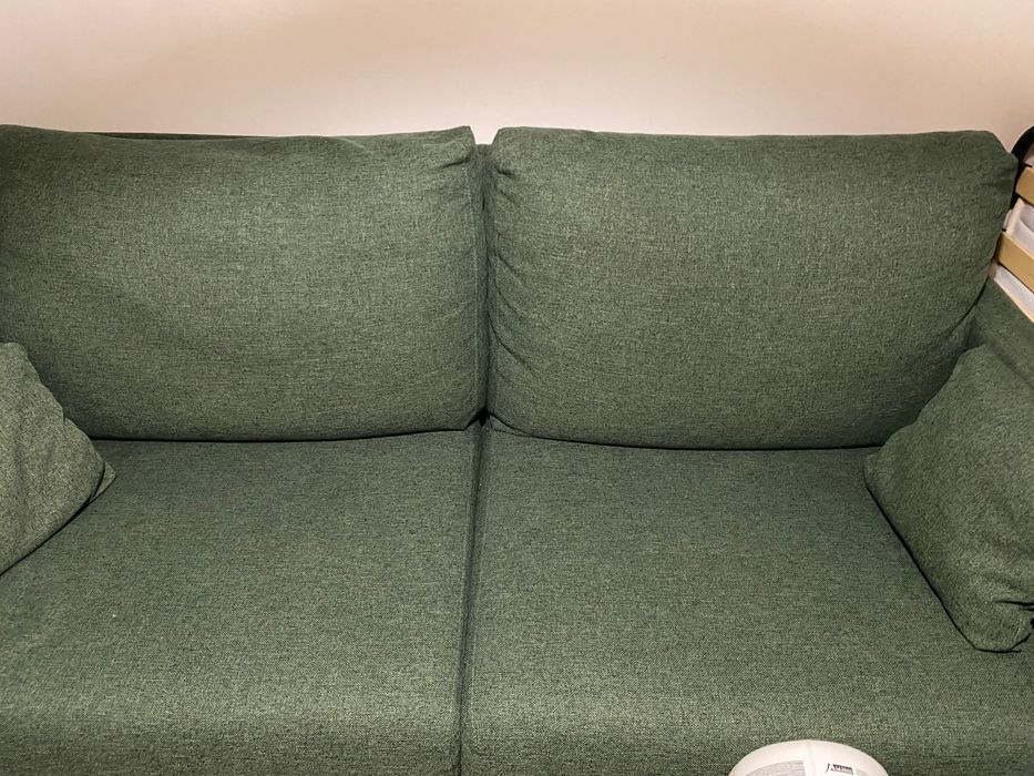 Sofá verde em tecido muito resistente