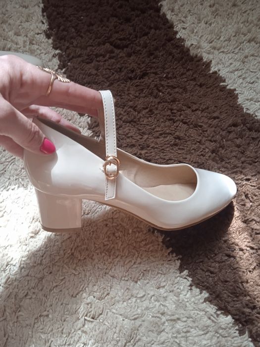 Продам лаковані туфлі