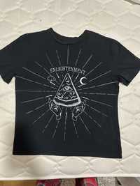 T-shirt preta com estampado da marca polaca sinsay