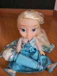 Elsa cantora com micro