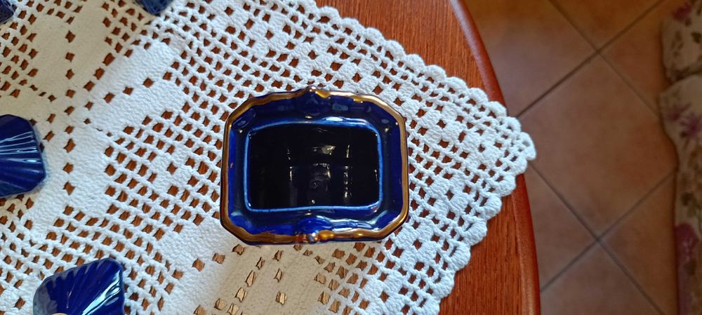 Pojemniki kobaltowe z porcelany złoconej