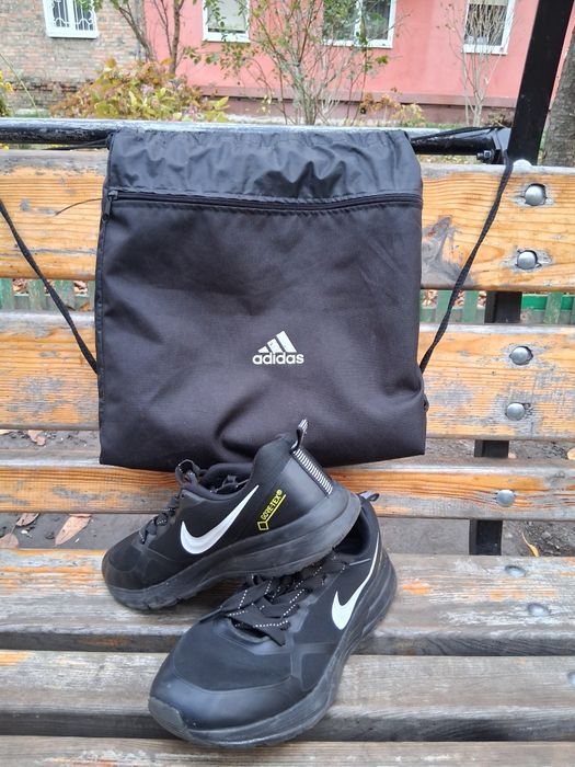 Продаю взуття брата стало малим для нього (в гарному стані). Далі в лс