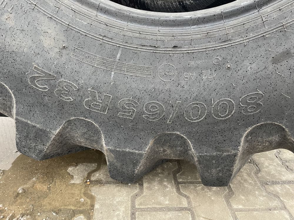 Opona 800/65 R32