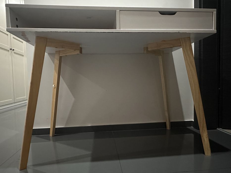 Biurko Jysk mlodziezowe do pokoju, pracy 50/100