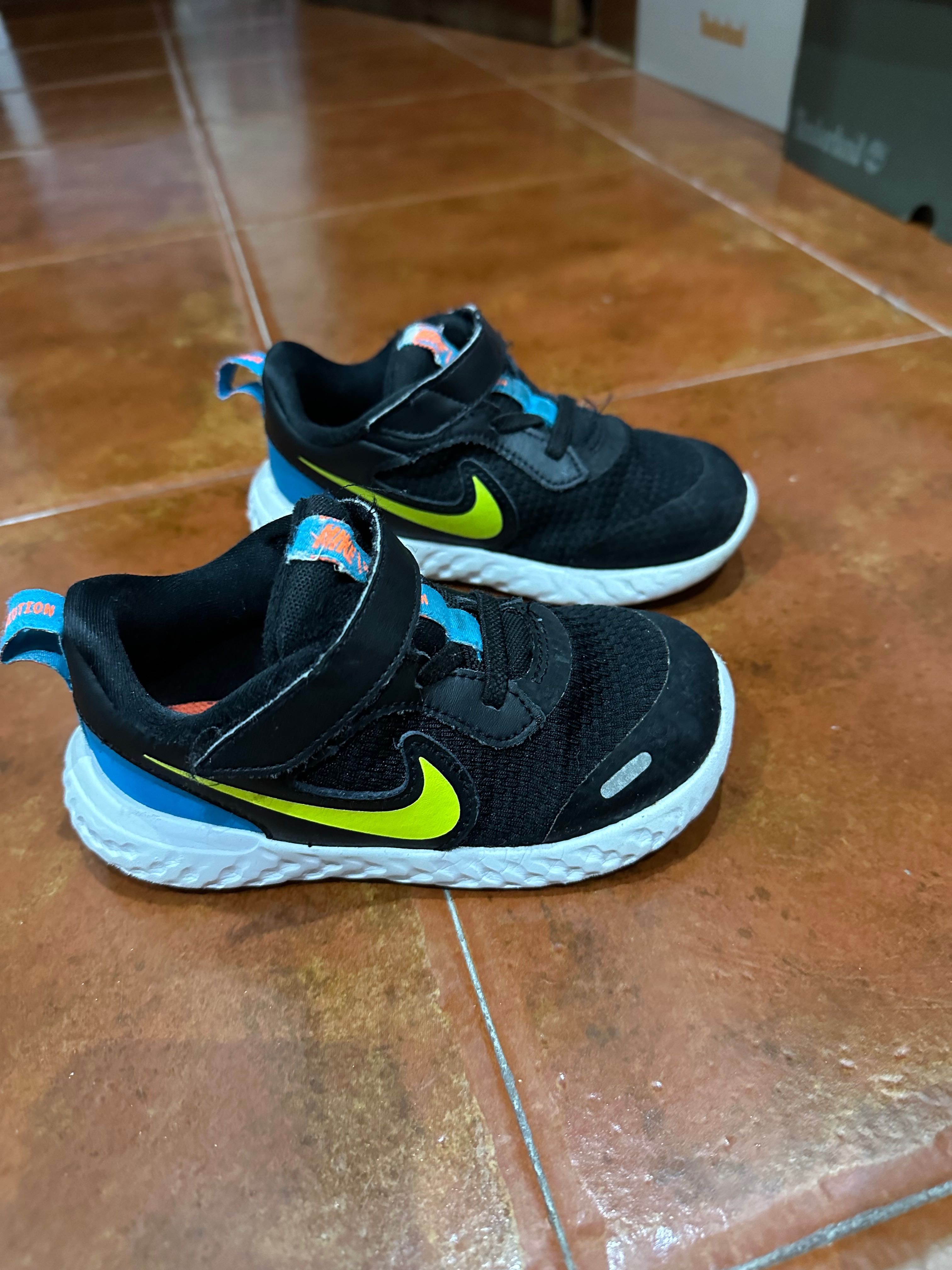 Ténis Nike tamanho 26