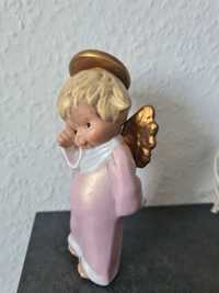 Figurka aniołka ze złotymi skrzydełkami