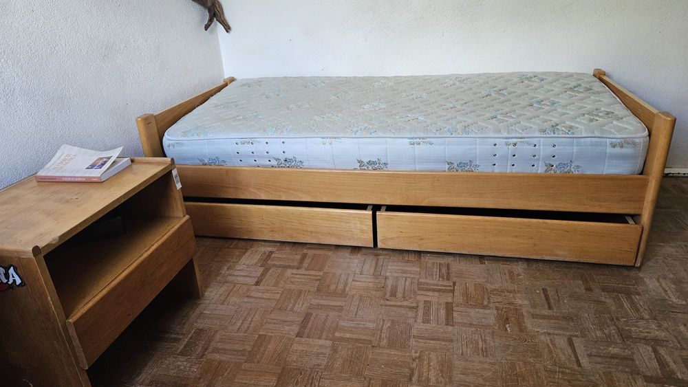 Cama solteiro e mesa cabeceira