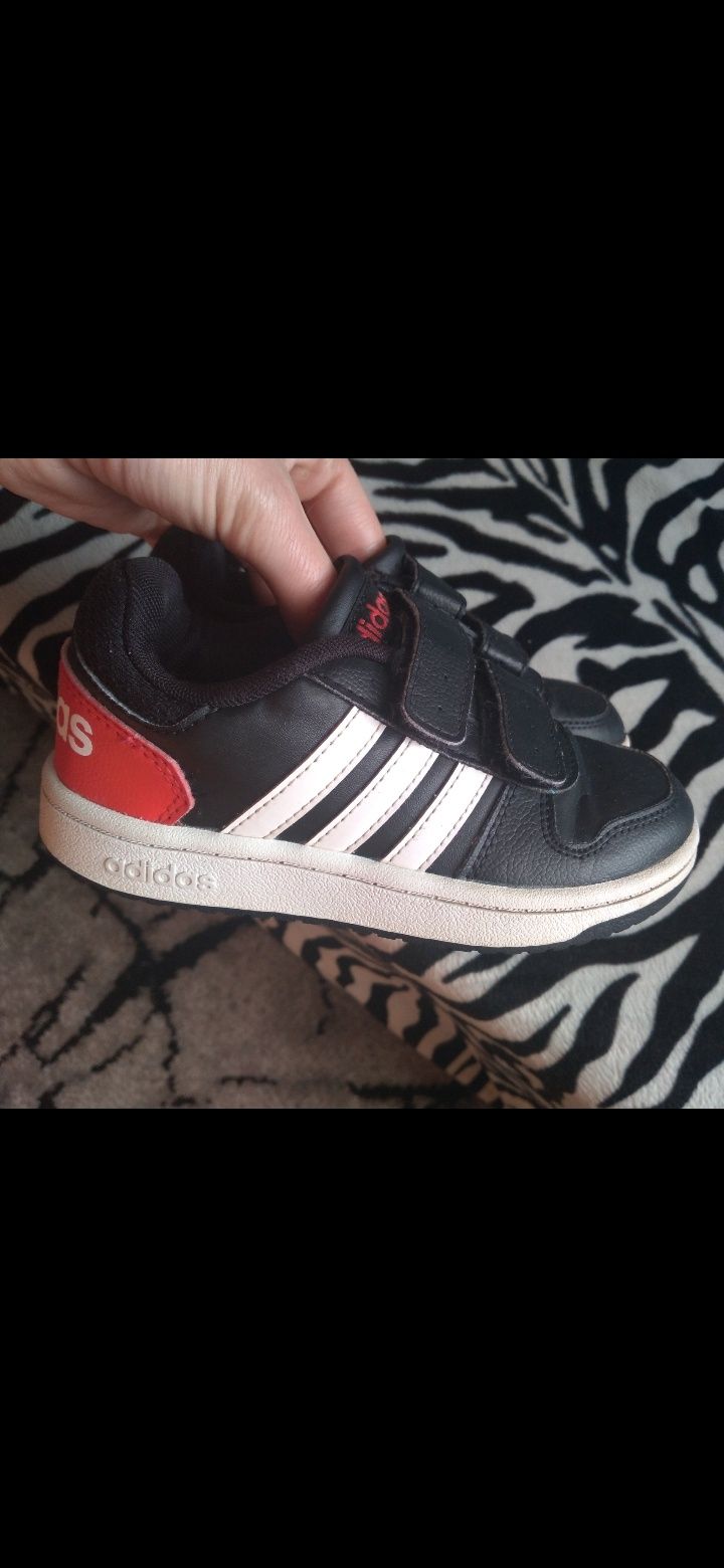 Czarne  z czerwonymi wstawkami chłopięce buty adidas 34