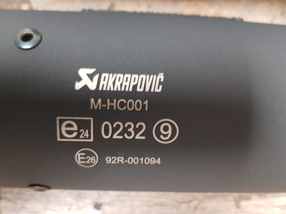 Fabrycznie nowe tłumiki Akrapovic Harley Davidson Sportster