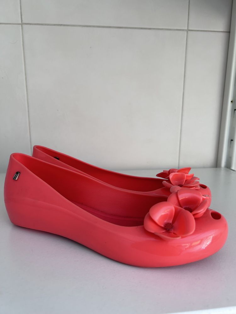 Melissas de cor coral