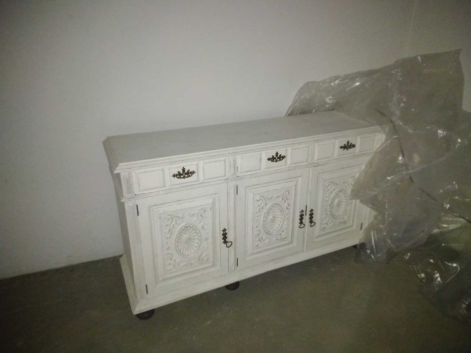 Móvel em madeira restaurado recentemente