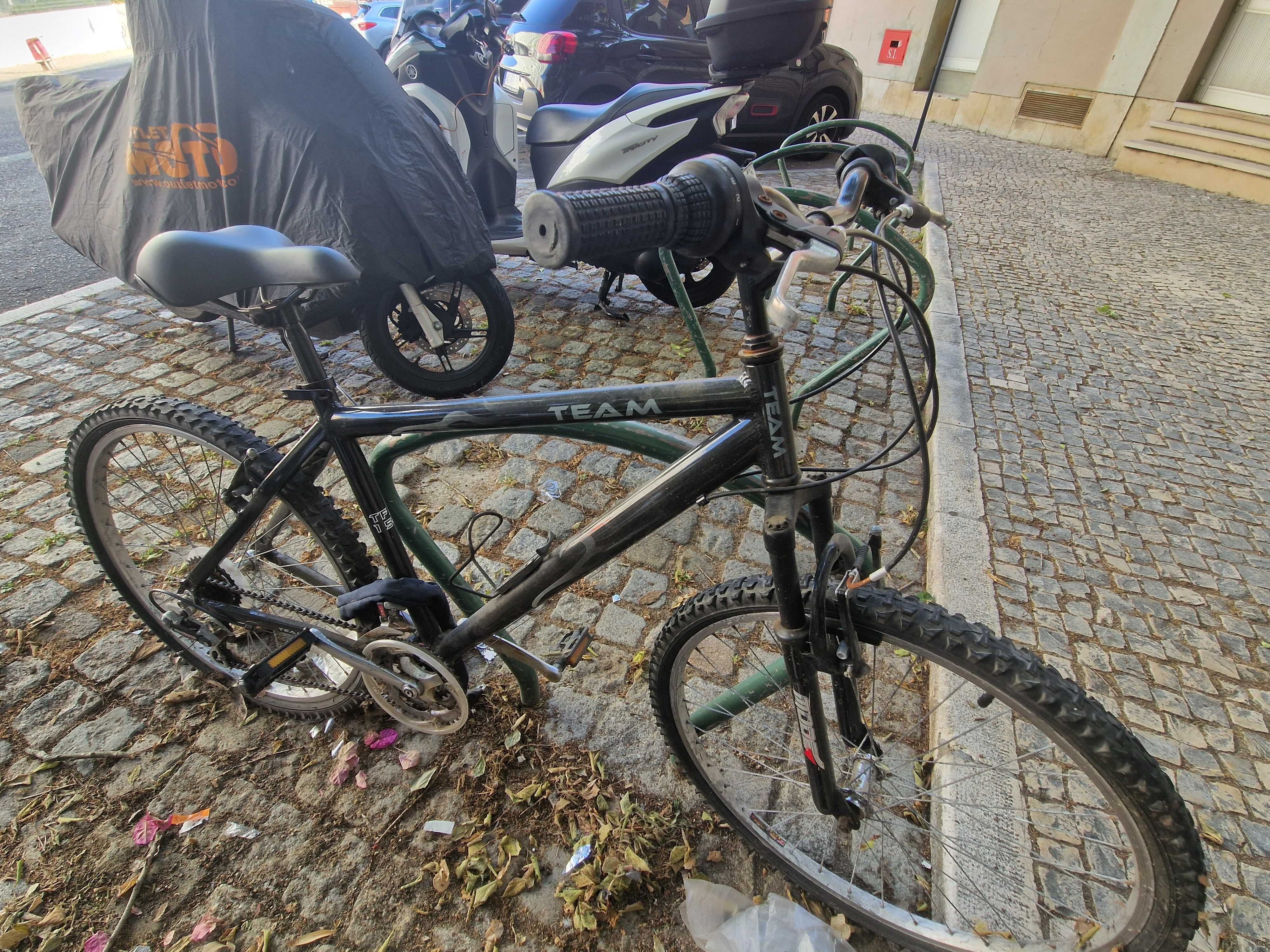 Bicicleta de cidade com bloqueio e capa - a recuperar em Lisboa