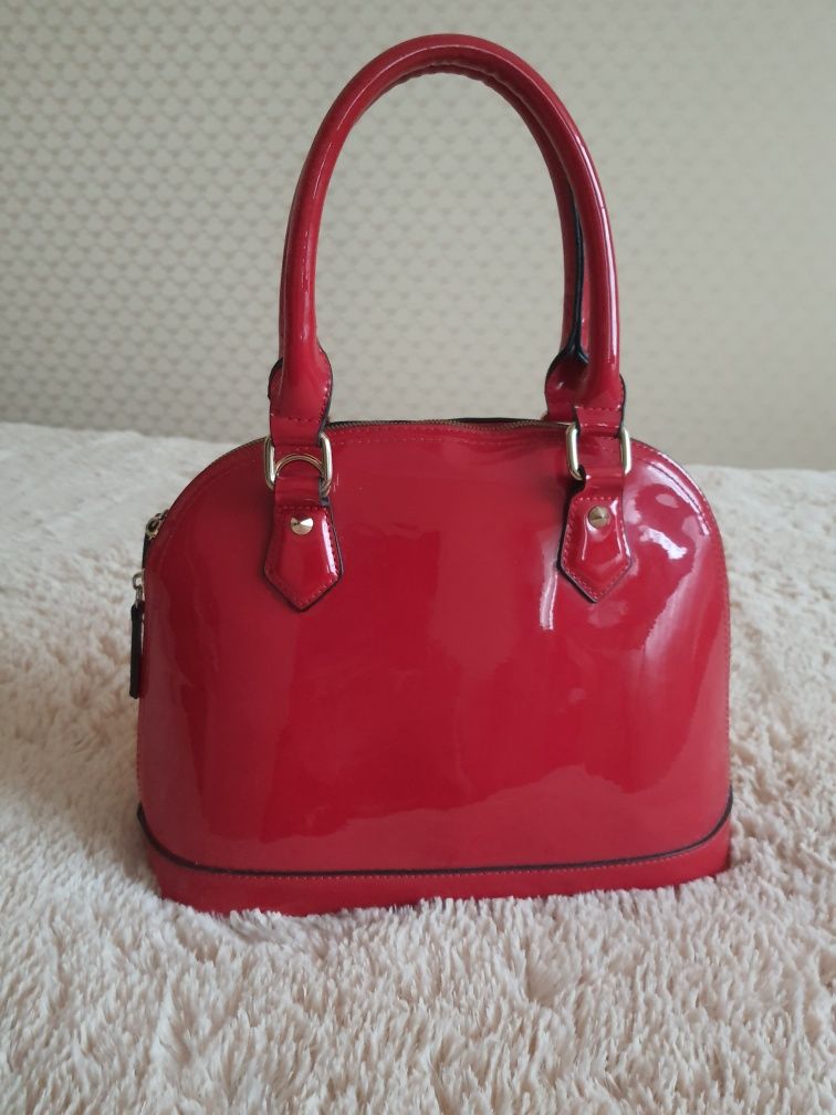 Красная лакированная сумочка.
