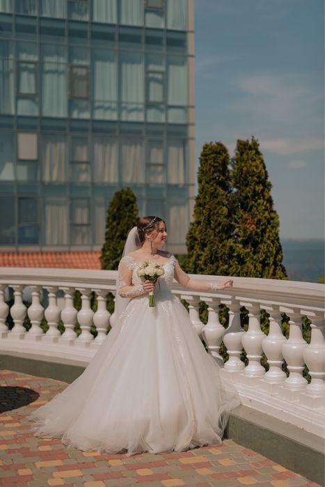 Весільна сукня зі шлейфом