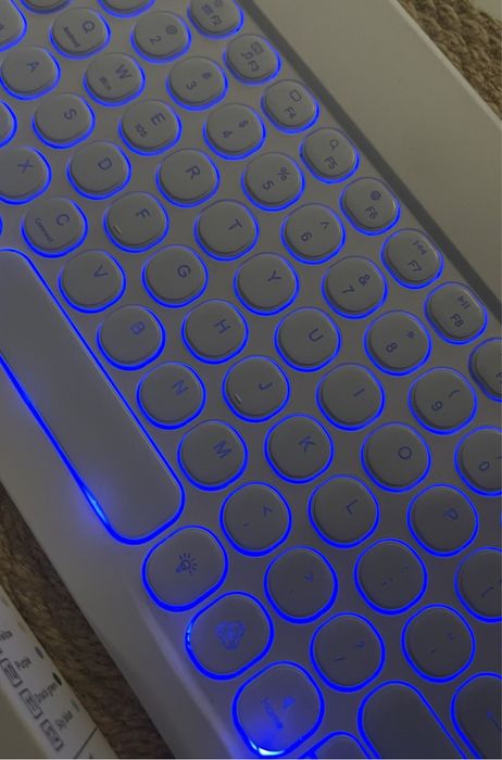 Нова бездротова RGB клавіатура з мишкою