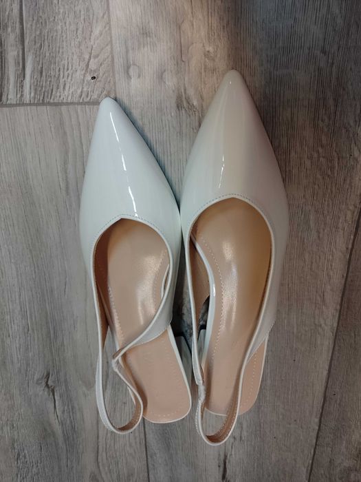 (40) Ekskluzywne, białe czółenka wieczorowe z odkrytą piętą, NOWE