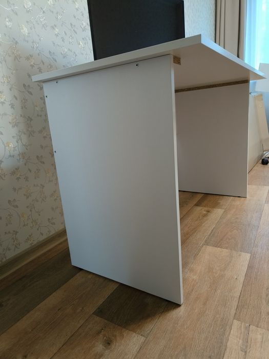 Стол белый компьютерный