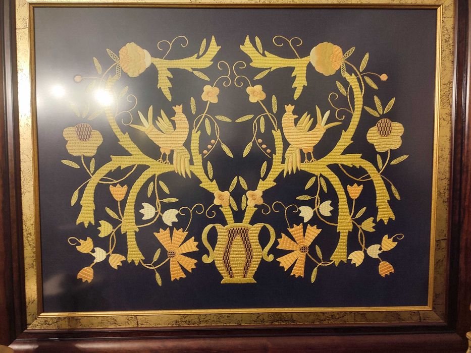 Quadro bordado de castelo branco fio de seda dourado