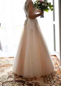 Śliczna suknia ślubna w kolorze brzoskwiniowym
